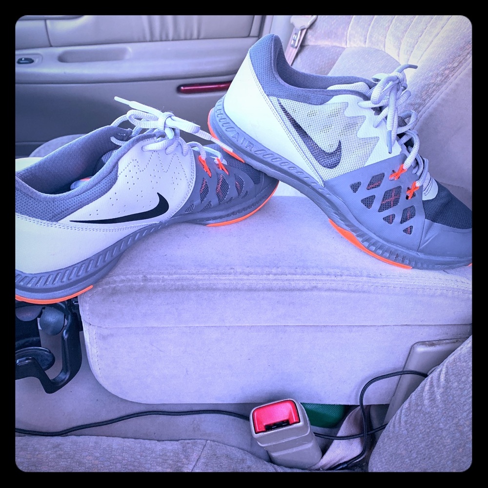 Men’s 9.5 Nike cross training shoe